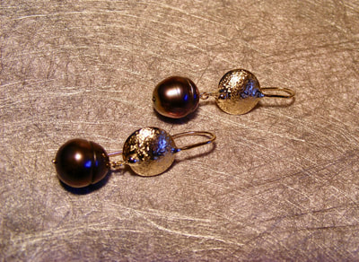 black pearl & hammered textured disc earrings