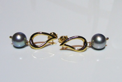 Solid gold 'dewdrop' Earrings with natural grey pearl drops.