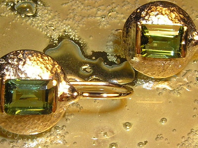 Natural Peridot & hammered gold disc earrings