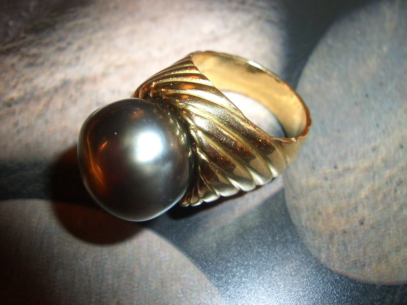 Dark Tahitian natural pearl & gold grooved ring 