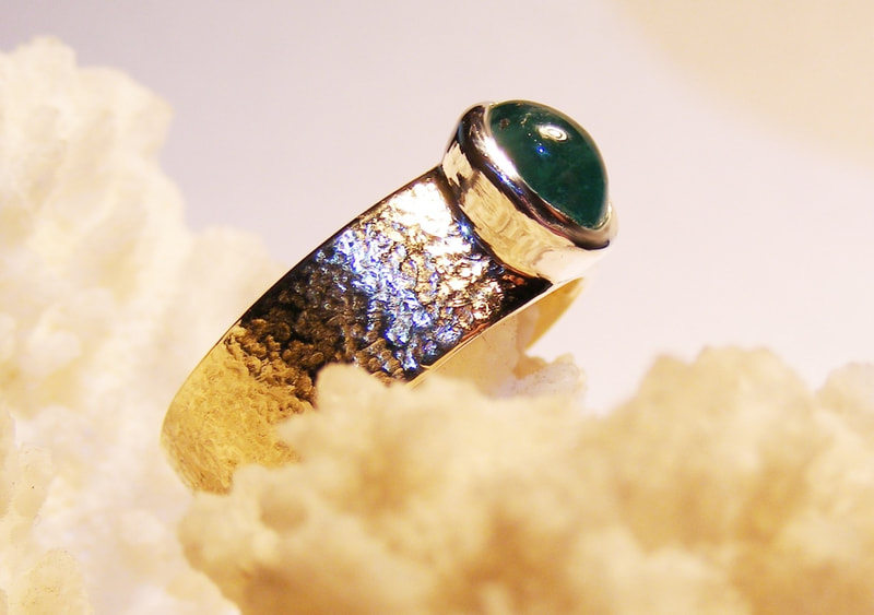Emerald & gold textured ring