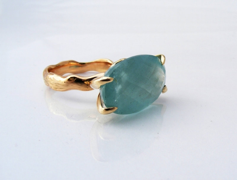 Aquamarine wavy gold ring
