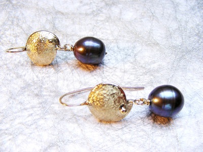 tahitian dark pearls earrings with hammered solid gold discs. 