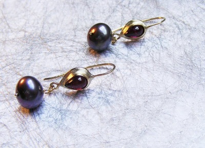 Earrings with dark pink tourmaline droplets, in satin finish pear shape gold settings, with natural dark baroque pearl drops.