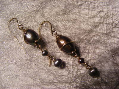 Dark pearls Gold Earrings