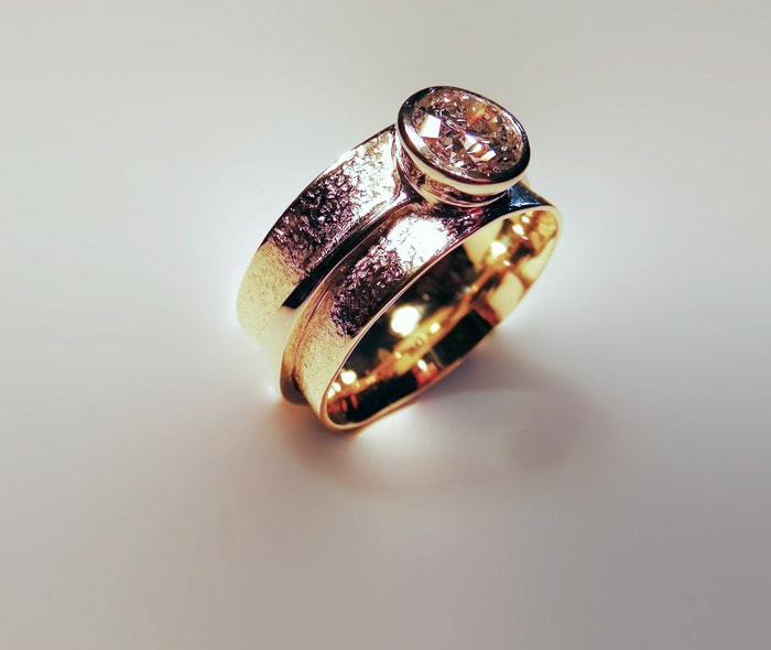 barrel shaped textured gold & diamond ring
