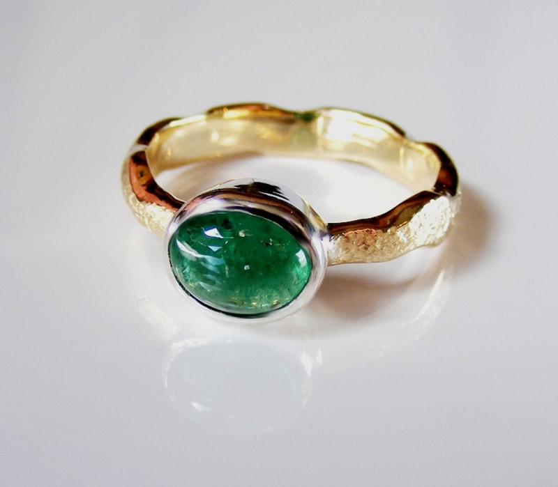 Natural Columbian Emerald & gold wavy ring