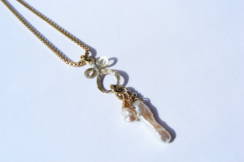 Baroque pearl & Gold pendant & chain