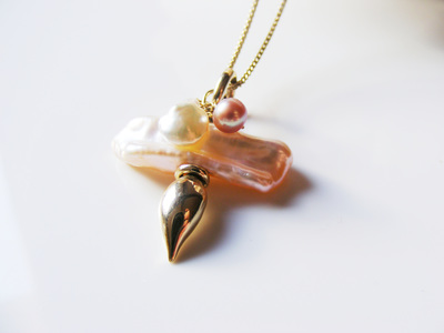 Natural Biwa Pearl, with solid 9ct gold pendant