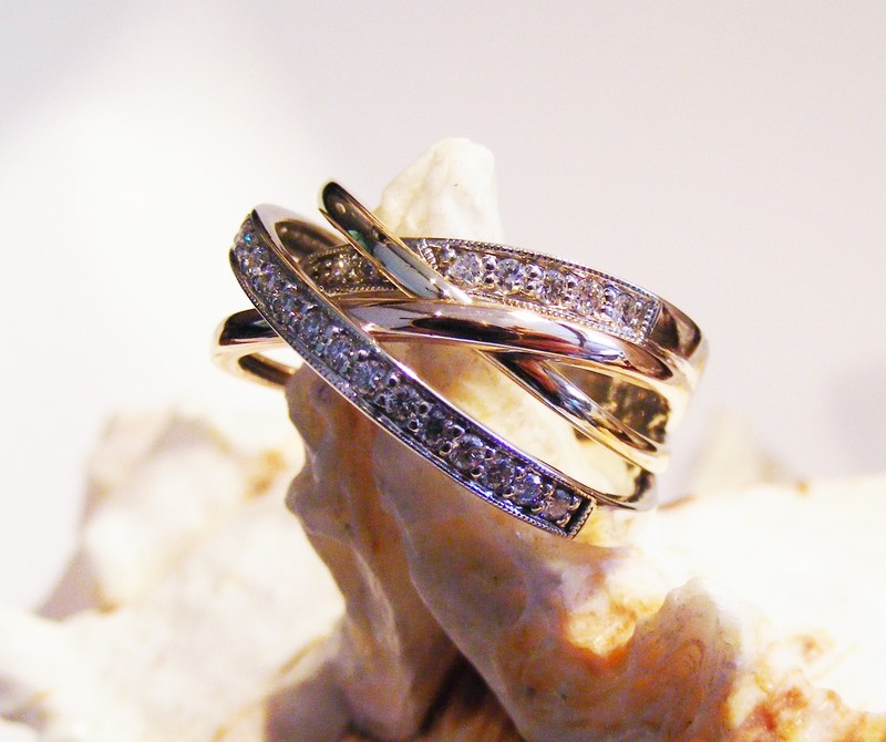 diamond & gold crossover bands ring