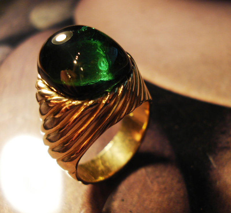 large green tourmaline & gold grooved ring