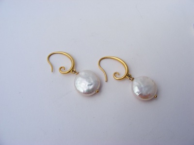 Coin pearls with 9ct gold
greek style hook earrings