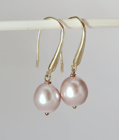 Natural pink freshwater pearl & 9ct gold earrings