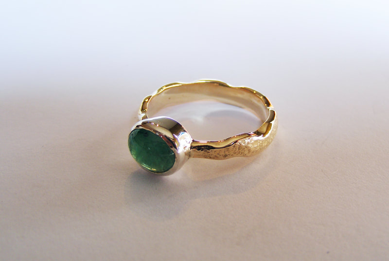 wavy band ring with cabochon natural emerald