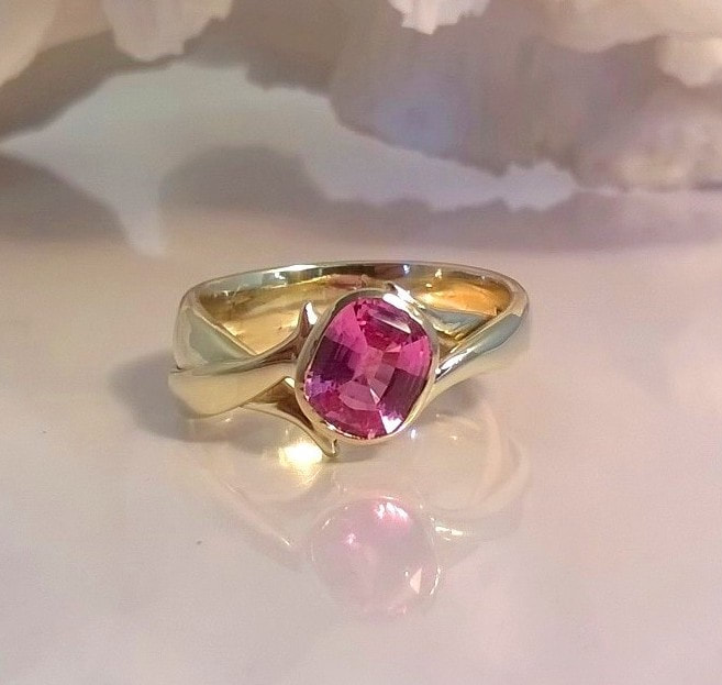 Natural Pink Sapphire &
18ct gold 'entwined' ring 