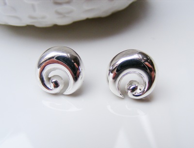 classic curled shape white gold earstuds